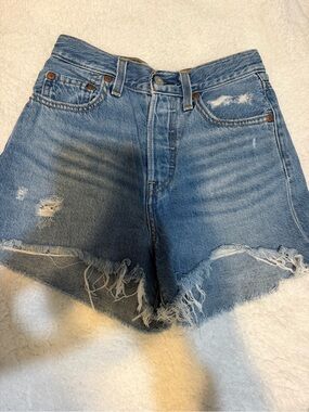 Size 25 ribcage Levi shorts
